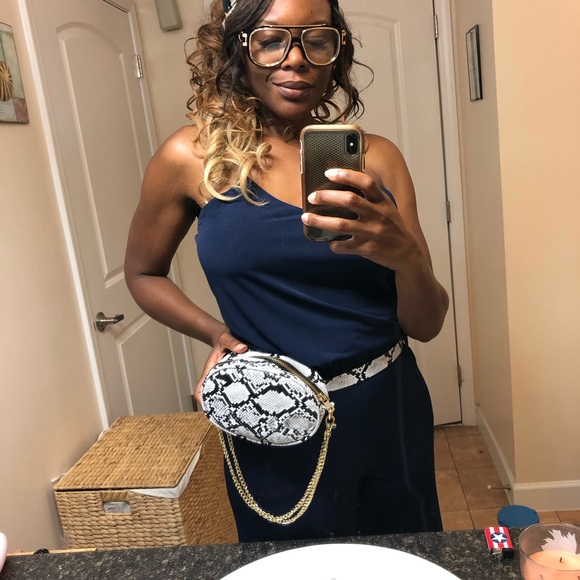 Snake skin patterned Oval-shaped waist bag w/chain - Picture 6 of 7